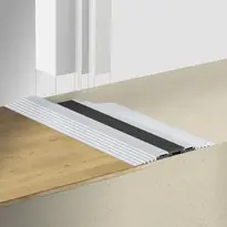 Planet F140 Click-Schwelle mit barrierereduzierter Höhe, ideal für Renovation da kein Bodeneinlass notwendig (Bild: Montage zwischen Pfosten)